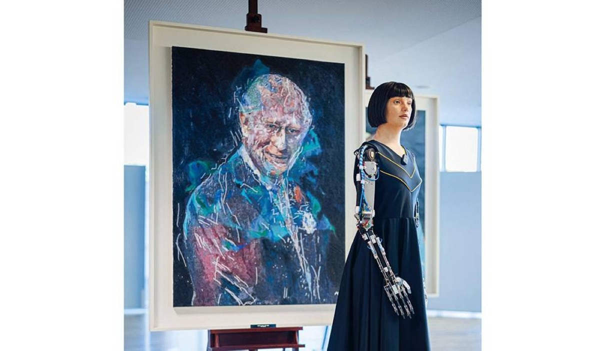 Humanoid robot says not aiming to 'replace human artists'