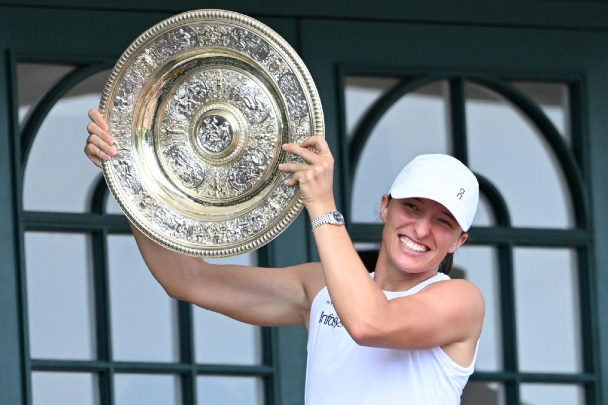 Swiatek wins first Wimbledon title