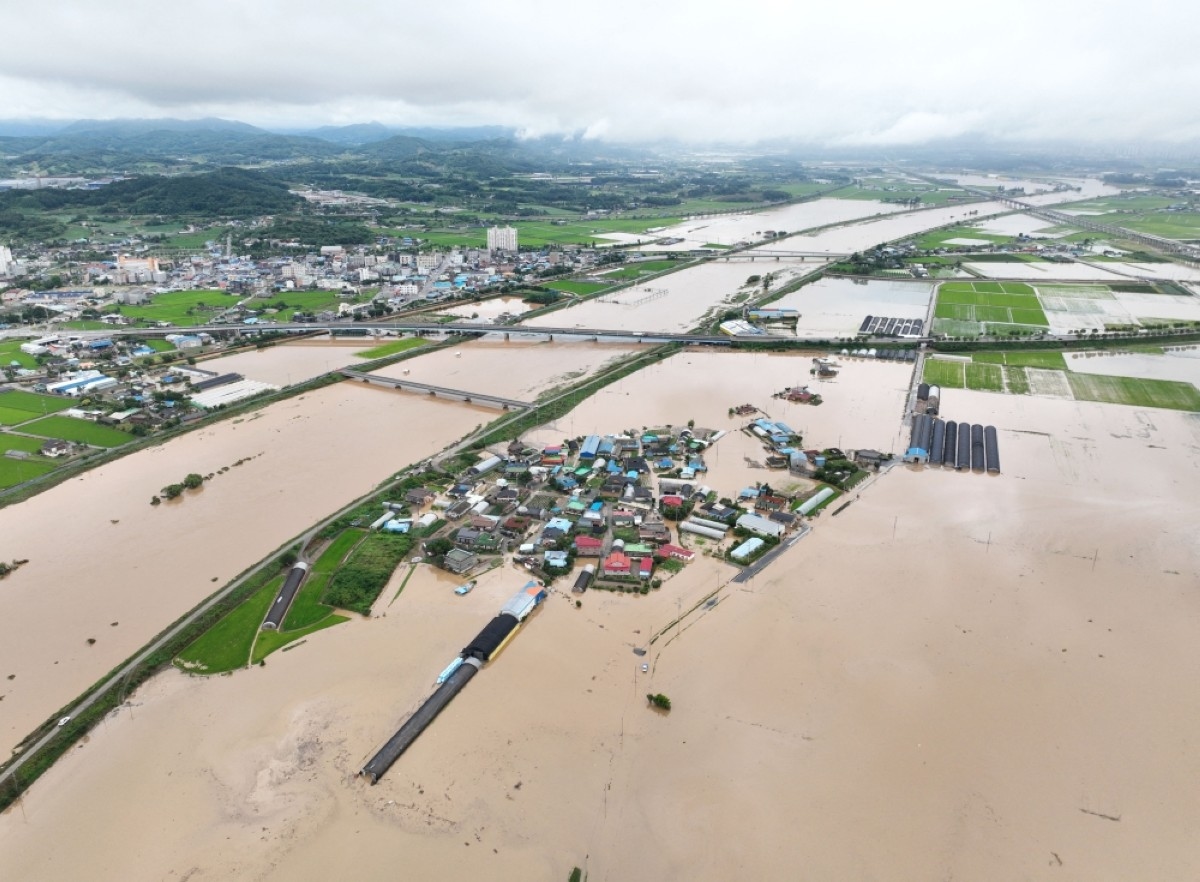 South Korea lashed by heavy rain, four dead and more than 1,000 evacuated