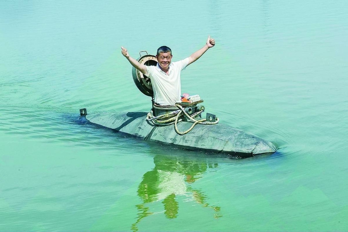 Chinese farmer makes splash with homemade submarine
