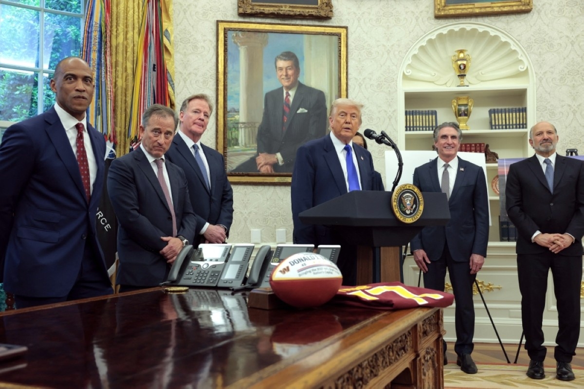Trump urges NFL's Commanders, MLB's Guardians to revert to original names