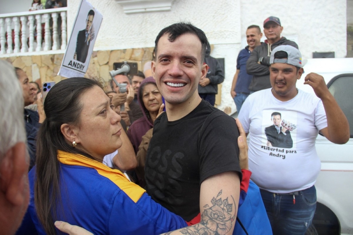 Venezuelan migrants in tearful reunions after US deportation