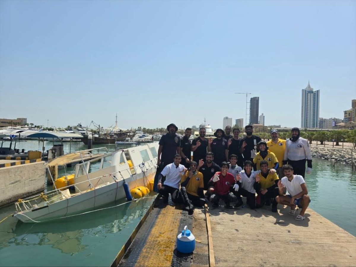 Kuwait Dive Team tows sunken boat from Salmiya waters