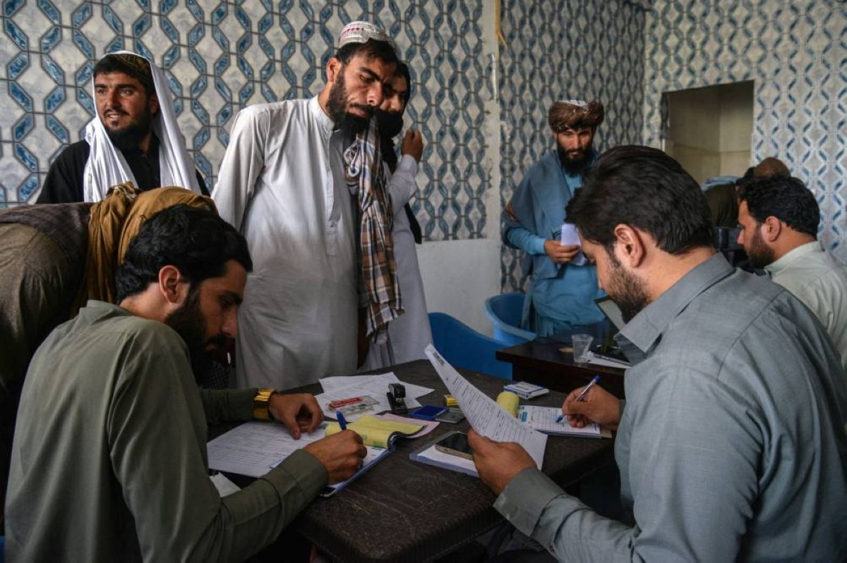 Thousands of Afghans scramble for chance to work in Qatar