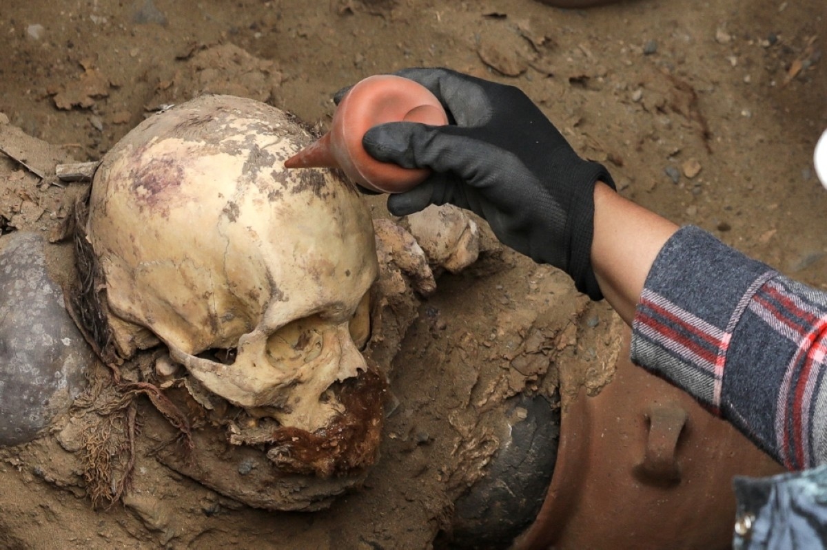 Gas workers uncover 1,000-year-old mummy in Peru