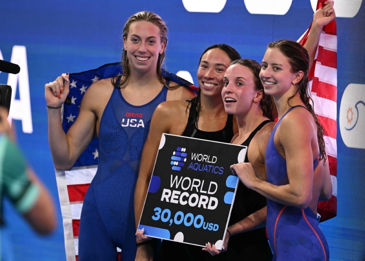 US smash women's 4x100m medley relay world record