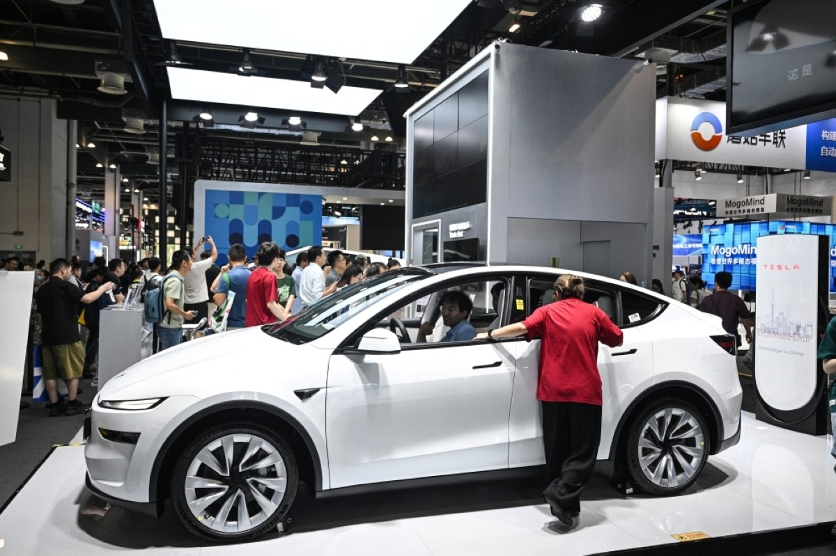 Tesla's brand loyalty collapsed after Musk backed Trump: Data