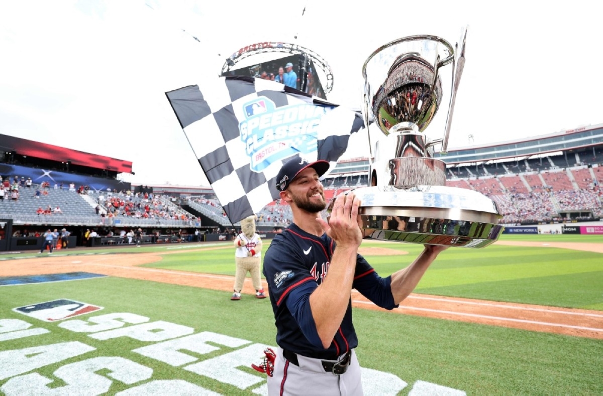 White's 2 homers drive Braves to 4-2 win over Reds