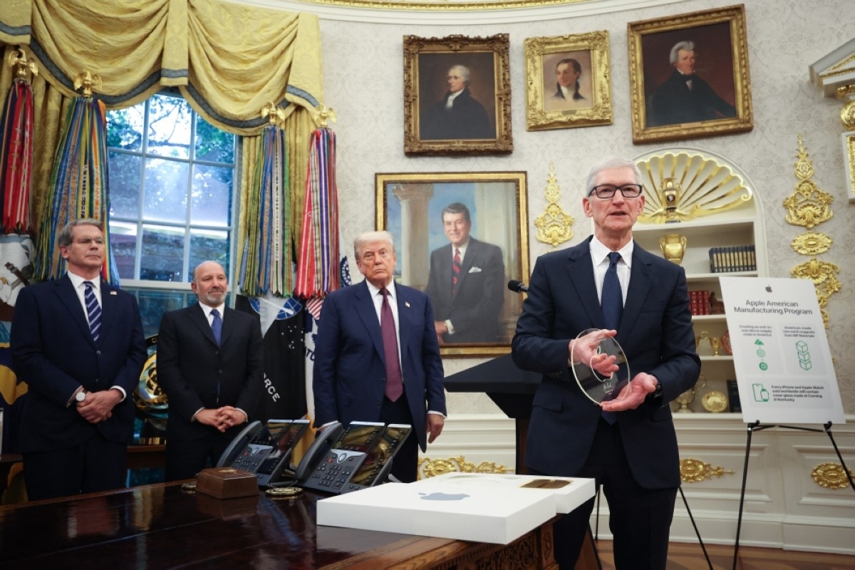 Solid gold, royal missives, Nobel noms: How to win Trump over