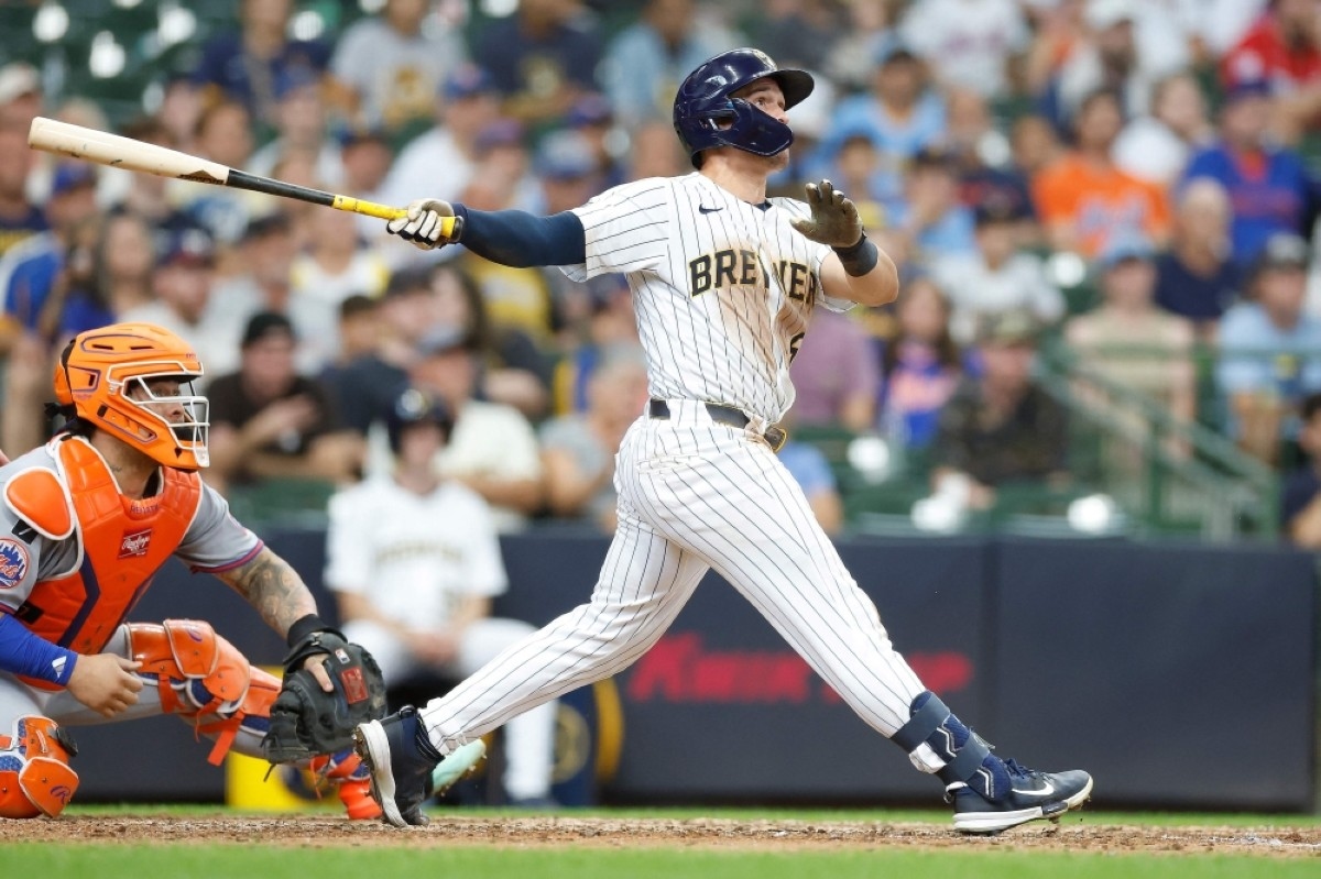 Collins' walk-off HR lifts Brewers to 9th straight win