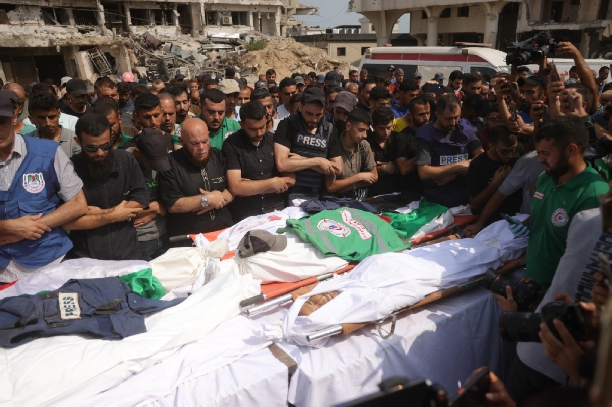 Gazans mourn as Zionists kill Al Jazeera journalists