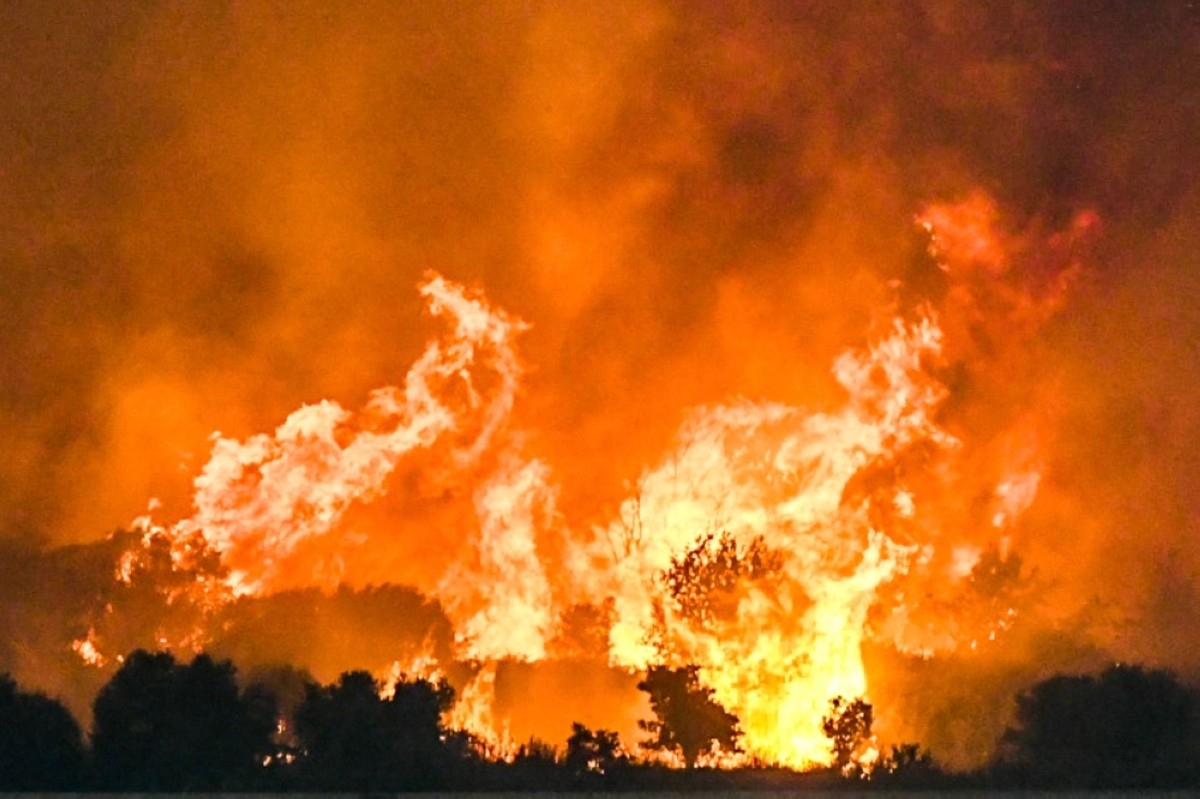Thousands battle fires as heatwave bakes Europe