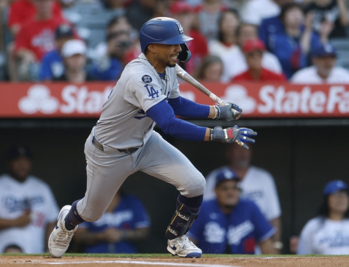 Angels complete season sweep of Dodgers with late rally