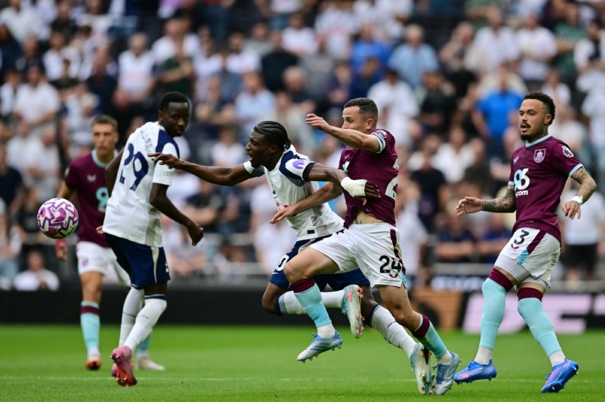 Spurs get manager Frank off to flier, Sunderland win on Premier League return
