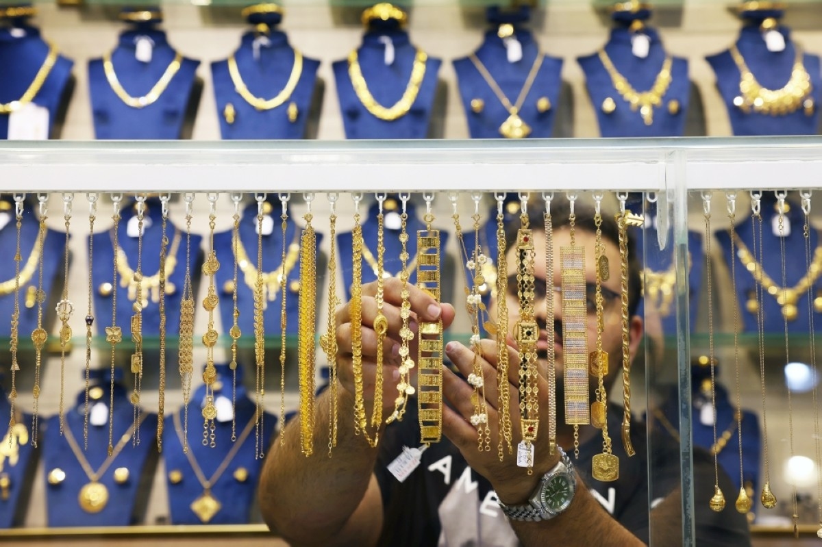 Gold posts weekly drop amid tariffs, policy concerns