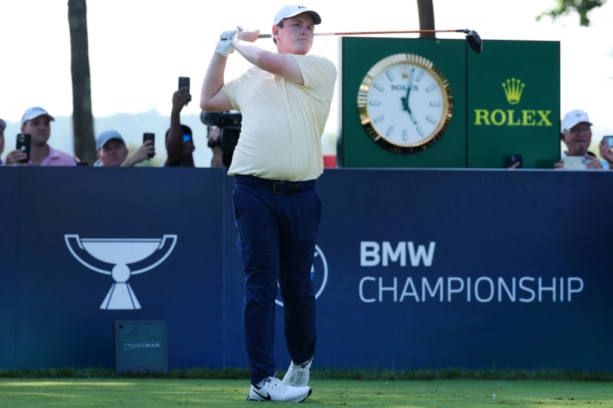 Monster birdie gives heckled MacIntyre 4-stroke BMW lead