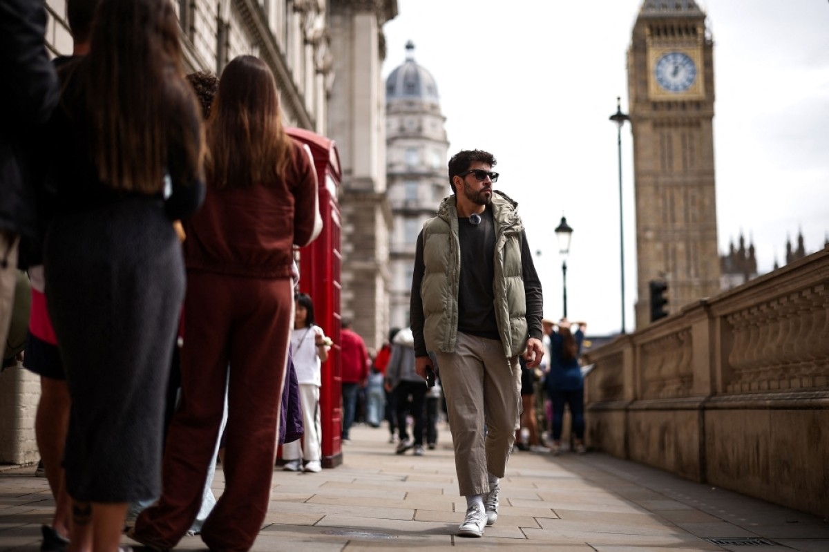 Viral vigilante patrols London streets for pickpockets