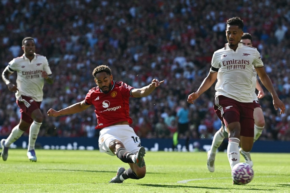 Arsenal capitalize on Bayindir error to beat Man United