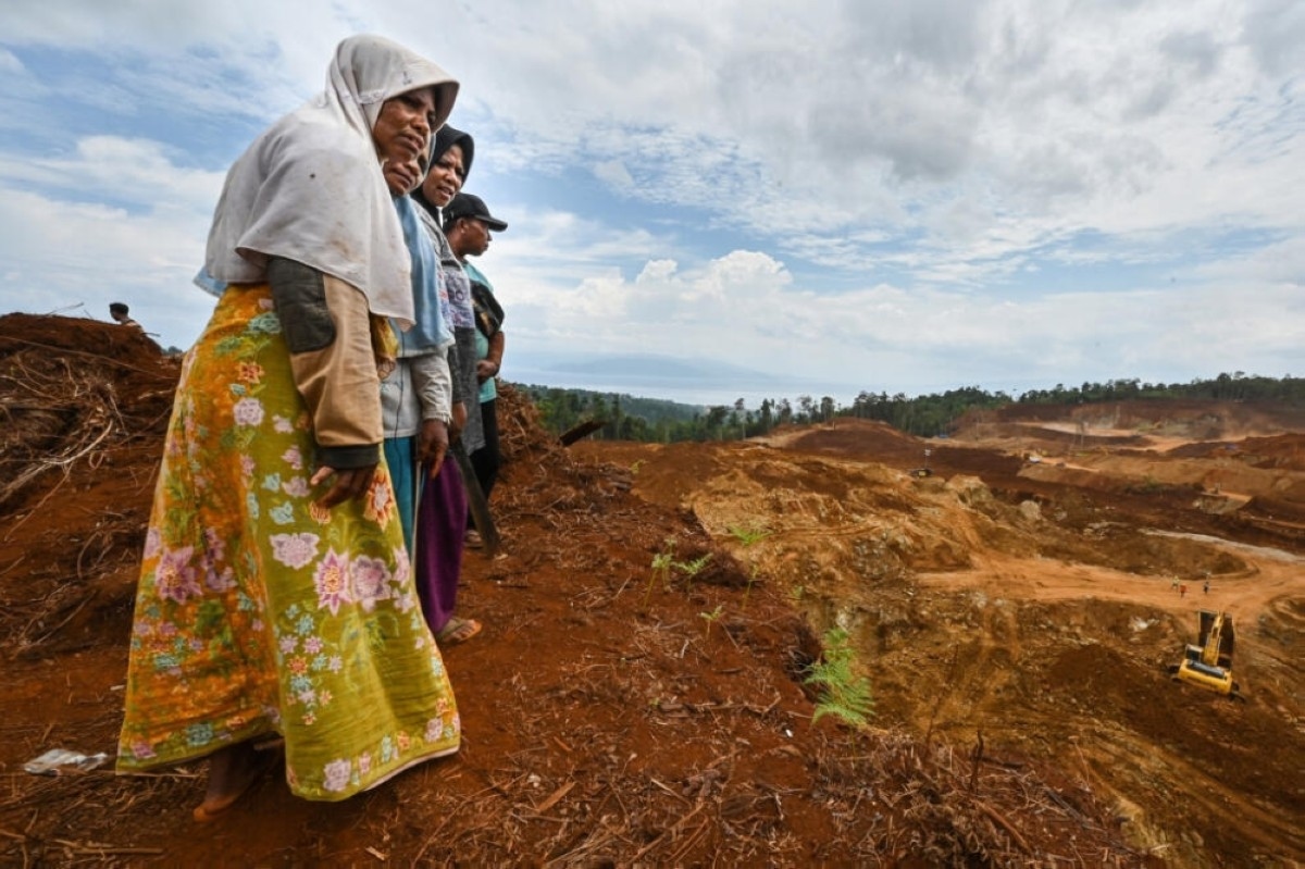From Indonesia's gold tunnels, miners look to farming