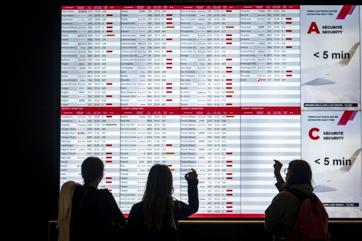 Air Canada suspends profit forecast as union defies order