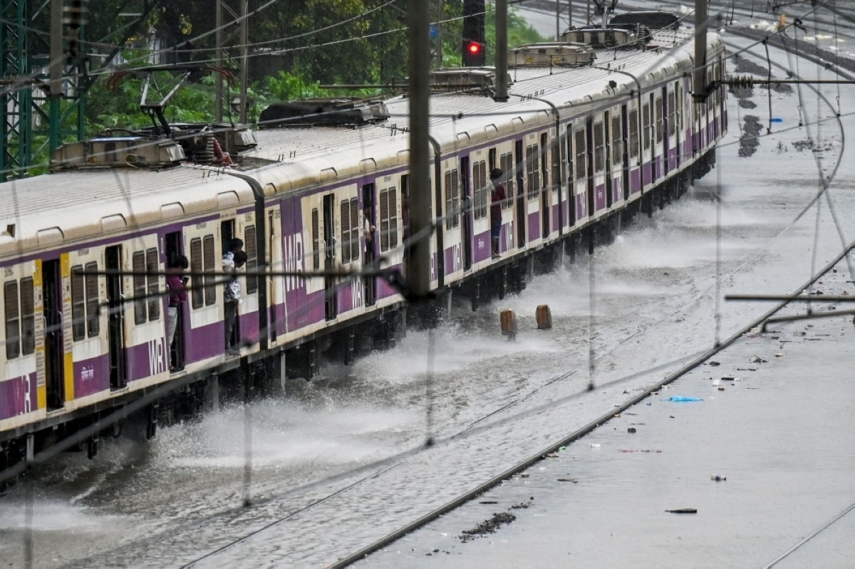 Heavy rain disrupts traffic, floods roads in India's Mumbai