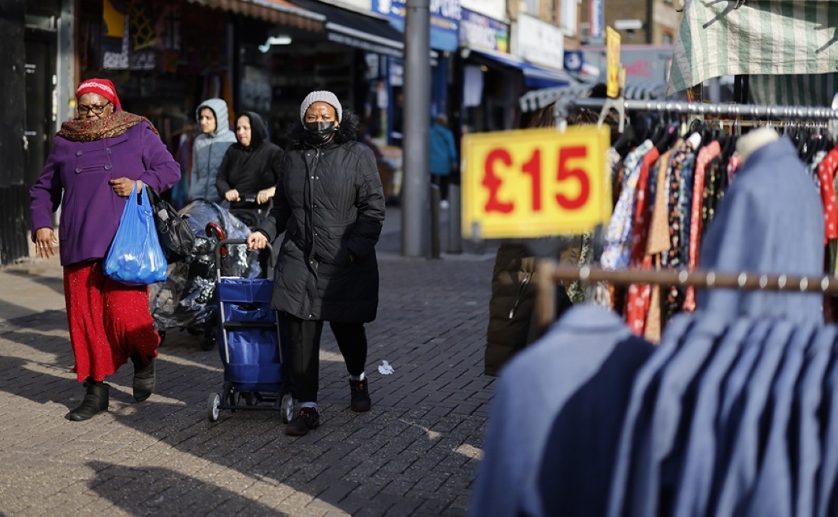 British grocery inflation edges lower in August