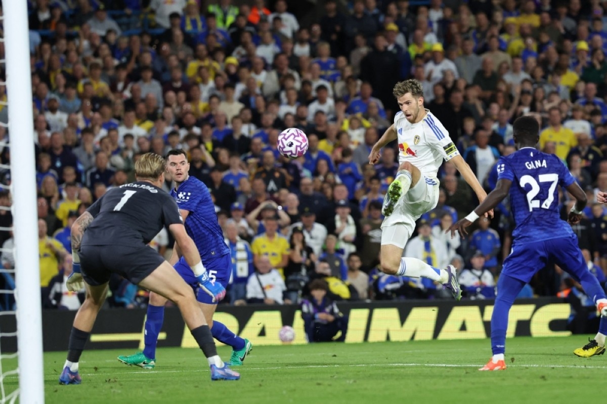 Leeds beat Everton for perfect start to Premier League return