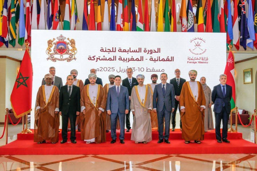 محمد بيدا يتسلم درع التكريم في مسقط ويبحث سبل تعزيز التعاون الاستثماري بين المغرب وسلطنة عمان