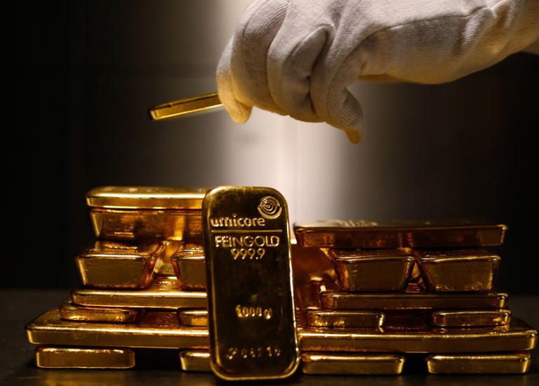 الذهب يرتفع وسط تراجع الدولار وتهديدات أمريكية بفرض رسوم جمركية