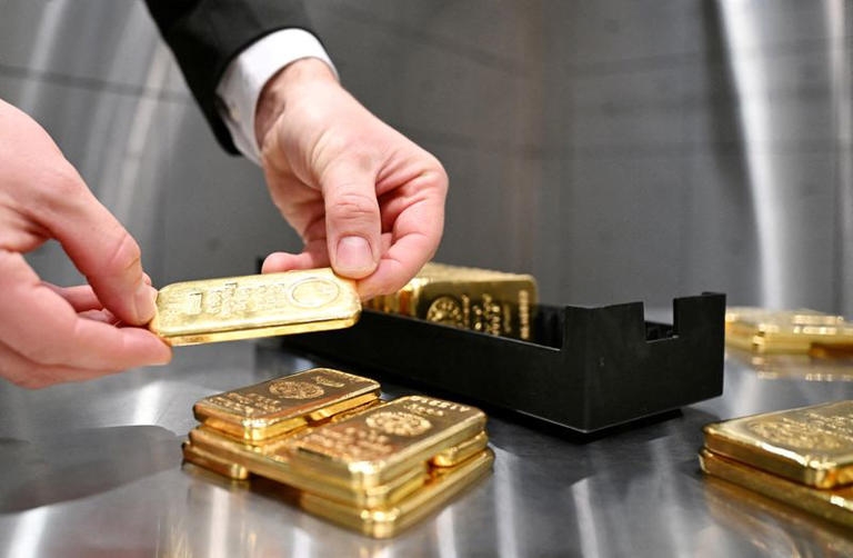 الذهب يبلغ مستوى قياسيا ويتجه نحو 3 آلاف دولار للأوقية