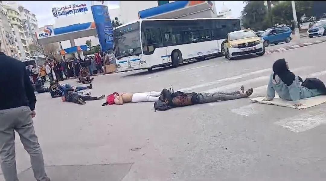 مدمنون يقطعون الطريق بتطوان ويحتجون على انقطاع دواء 'الميثادون' وسط مطالب بحماية الأطر الصحية