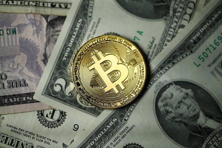 الدولار يتراجع وسط مخاوف مالية وبتكوين تواصل الصعود القياسي