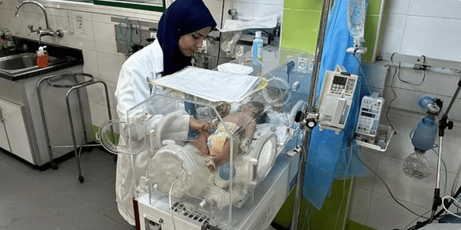 ولادة طفلة 'بلا دماغ' بقطاع غزة ومطالب بالتحقيق في الأسلحة المحرمة التي تستعملها إسرائيل (فيديو)