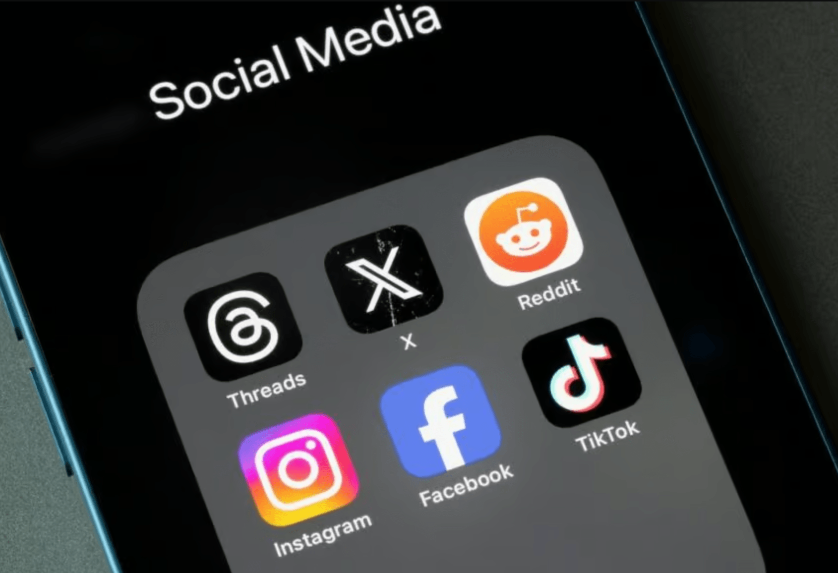 الحكومة تعلن عن إعداد إطار قانوني لتنظيم مواقع التواصل الاجتماعي وسط تحذيرات من التضييق على حرية التعبير