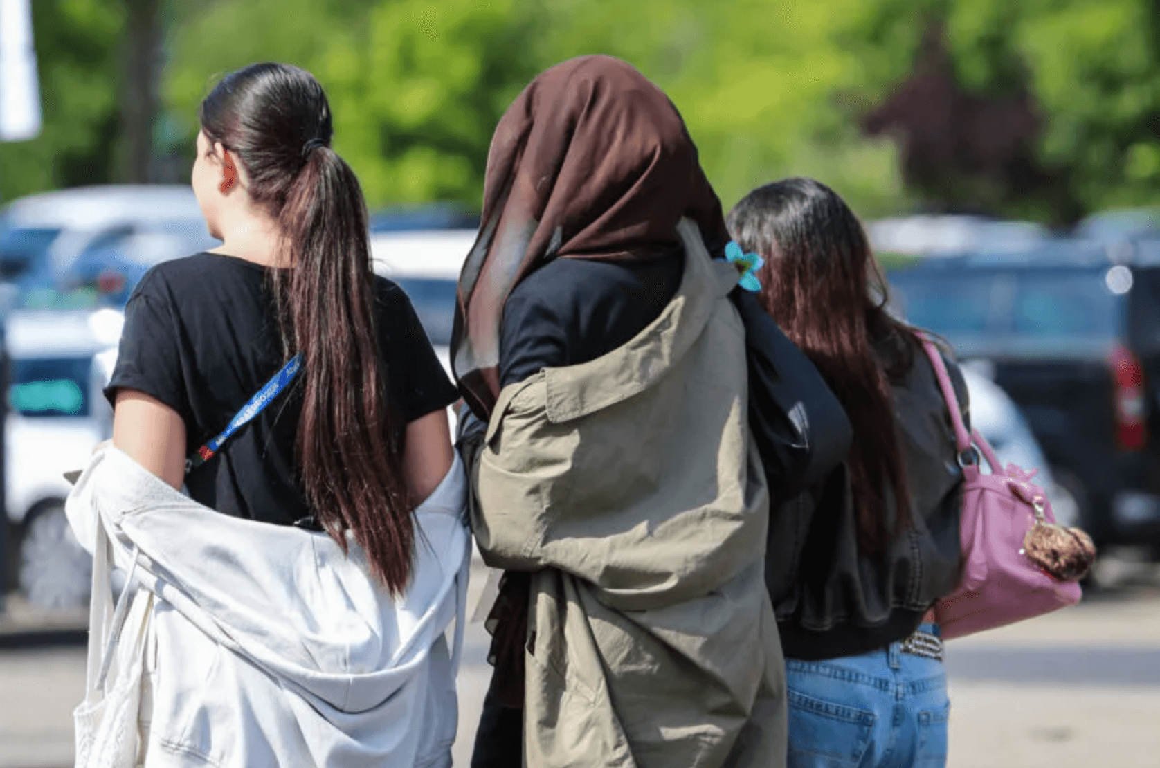 حزب ماكرون يسعى لمنع المسلمات تحت 15 عاما من ارتداء الحجاب في الأماكن العامة بفرنسا