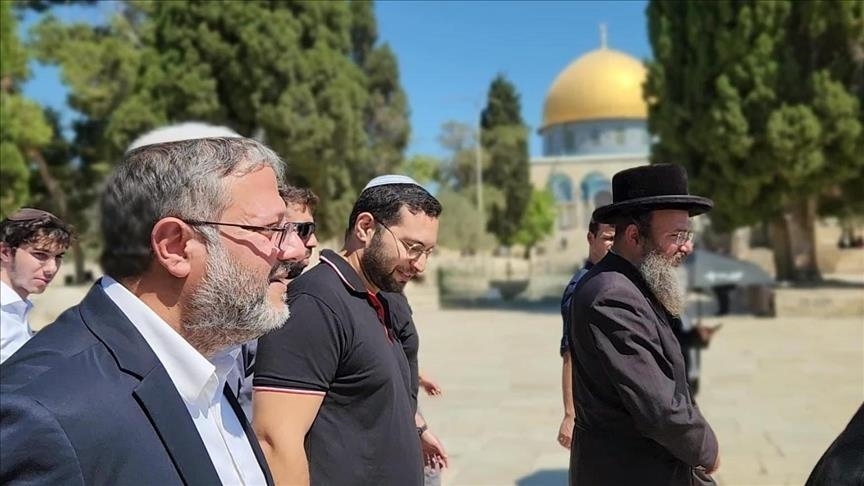بنغفير يجدد اقتحامه للمسجد الأقصى وسط حشد من المستوطنين المتطرفين ويؤدون طقوسا تلمودية