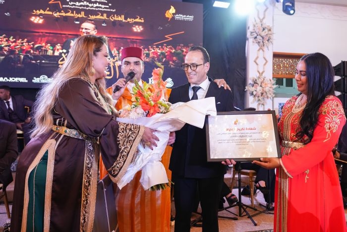 تكريم المغربي طهور يتحول إلى مهرجان حبّ في مراكش