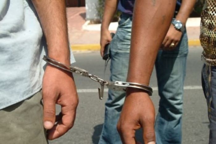 توقيف شخصين أحدهما مبحوث عنه وطنياً وحجز كمية من المخدرات الصلبة وعائدات مالية بدوار الكشاشرة