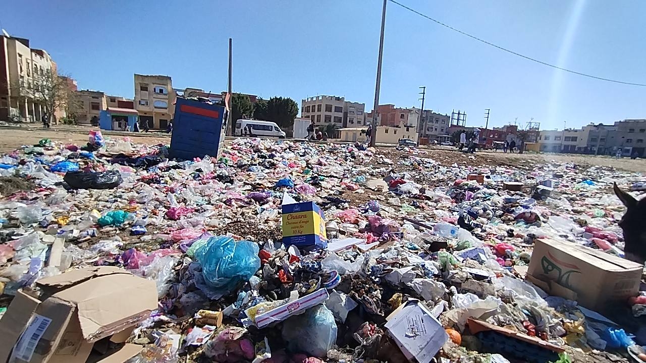 إضراب عمال شركة 'أوزون' يُحول سيدي يحيى الغرب إلى مزبلة