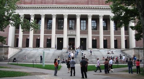 جامعة هارفرد. قرار قضائي جديد يُعيد الأمل للطلبة المغاربة