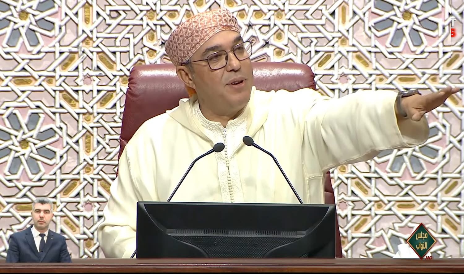 أوزين.. إنفلات متواصل للعبارات و 'شوفو هاد النموذج' تعرضه على لجنة الأخلاقيات