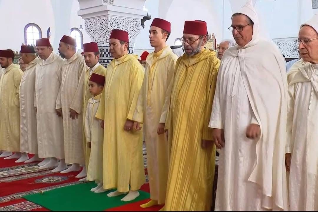 أمير المؤمنين يؤدي صلاة العيد في مسجد الحسن الثاني بمدينة تطوان