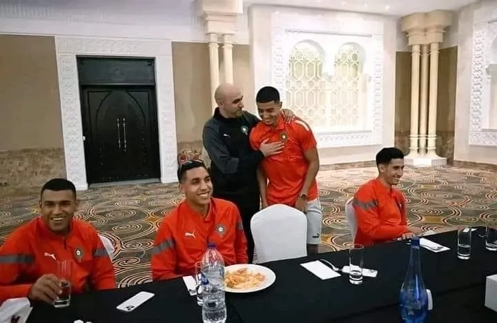 الليلة. عشاء مناقشة يجمع الركراكي بعد من الصحفيين الرياضيين المغاربة