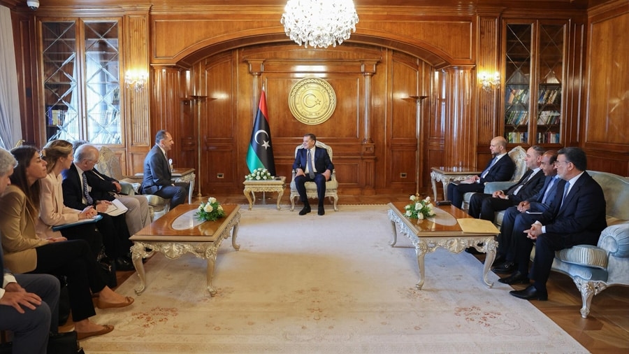 وسط توترات بين البلدين بشأن الحدود البحرية.. وزير خارجية اليونان يصل طرابلس ويبحث التعاون المشترك