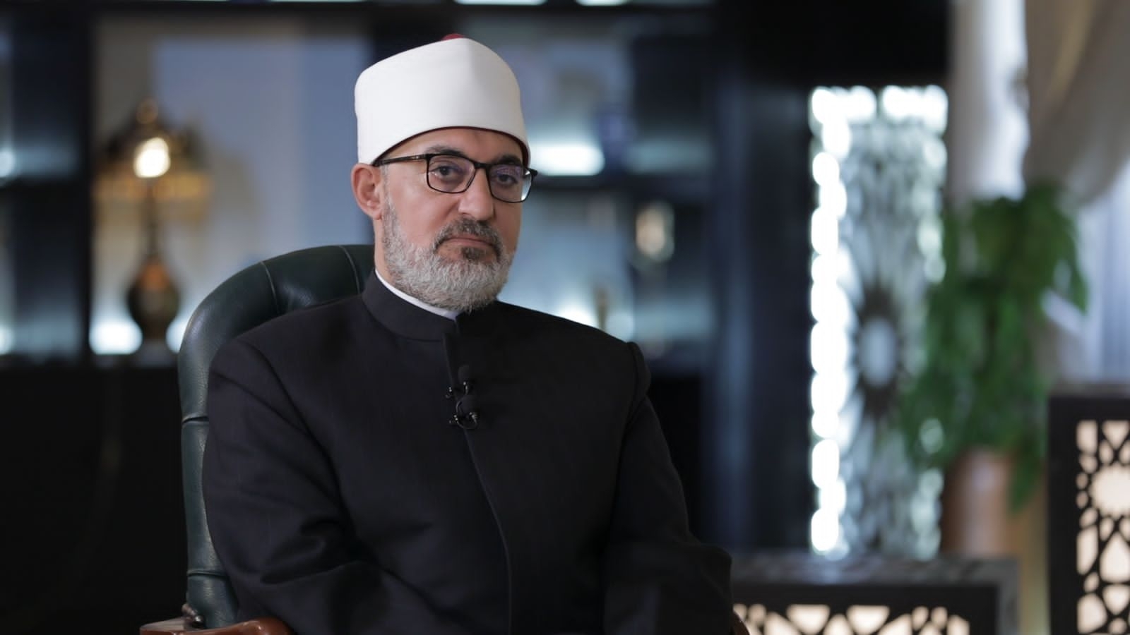 32 معلومة عن مفتي الجمهورية: سُمّي بـ«نظير» بدلا من «محمد» وضحّى برغبته لتنفيذ وصية «عايزك تطلع شيخ»