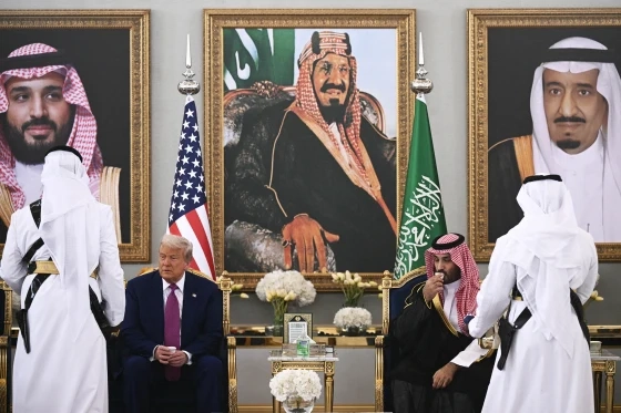 الملك سلمان علّم ترامب «إتيكيت» القهوة.. كيف تعامل الرئيس الأمريكي مع مشروب الضيافة السعودي؟ (فيديو)