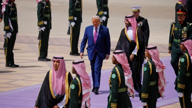 لماذا تستقبل السعودية الرؤساء والملوك على «السجاد البنفسجي»؟ (صور وفيديو)