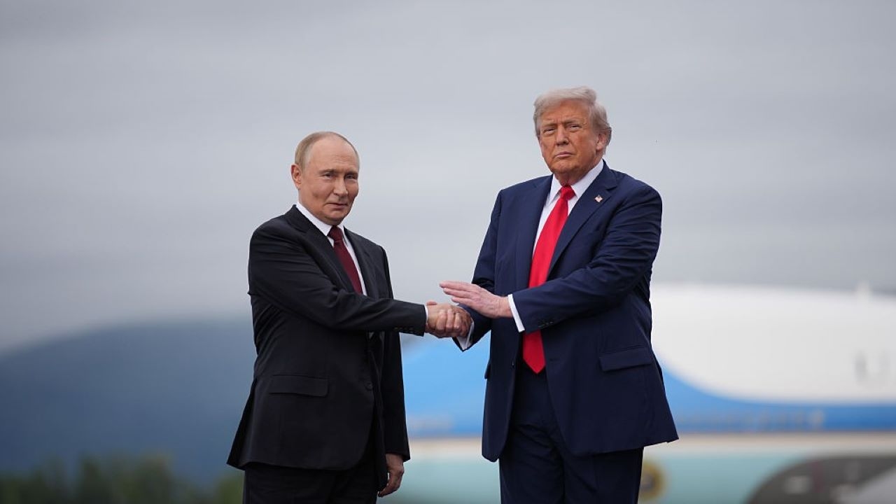 Zelenskyy returns to White House flanked by European allies as Trump pressures land deal with Putin