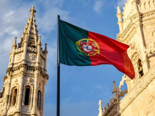 Foreigners pay twice as much as locals to buy Portugal homes