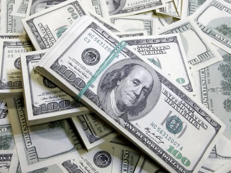 الدولار يرتفع من أقل مستوياته مقابل اليورو في 6 أسابيع